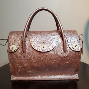 Grace Continental - Carving Tribes- Maestra- Embossed Leather Satchel In Pink